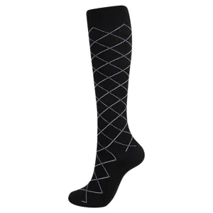 Chaussette de compression noire avec motif à losanges blancs, vue de profil sur fond blanc.