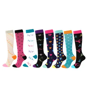 Set mit bunten Sport-Kompressionssocken mit Herz- und Punktmustern für Damen
