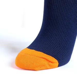 Detaillierte Nahaufnahme von dunkelblau-orangen Sportsocken mit Rippstrick-Struktur