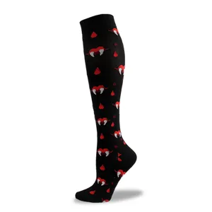 Halloween compressiekousen met vampiertanden en rood bloeddruppelpatroon voor feestdagen