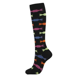 Chaussettes de compression hautes avec motifs de bonbons colorés sur un fond noir uni