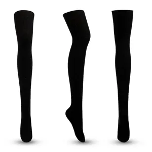 Chaussettes hautes en coton tricoté noir uni de style japonais rétro pour femmes élégantes.