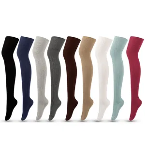 Lot de neuf paires de chaussettes hautes tricotées en diverses couleurs pour l'hiver