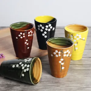 Juego de cinco tazas de té de cerámica japonesa con motivos florales en bandeja de madera