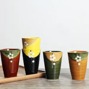 Colección de tazas de té matcha de cerámica japonesa con motivos florales blancos pintados