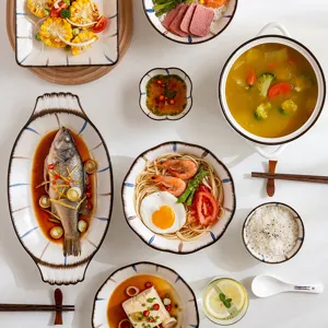 Service de table en céramique de style japonais avec traits bleus peints à la main