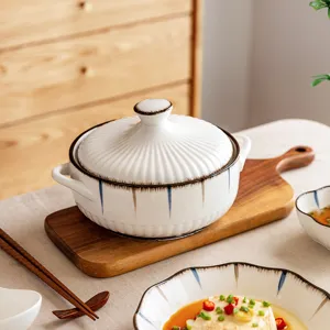 Marmite à soupe en céramique blanche de style japonais avec couvercle et plateau en bois