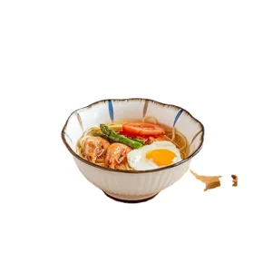 Bol à nouilles japonais minimaliste en céramique avec accents bleus et design élégant cannelé