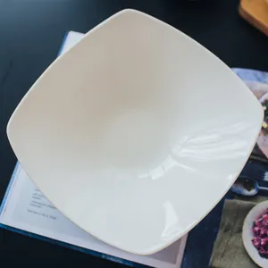 Élégant bol à soupe carré en porcelaine blanche pour une décoration de table moderne