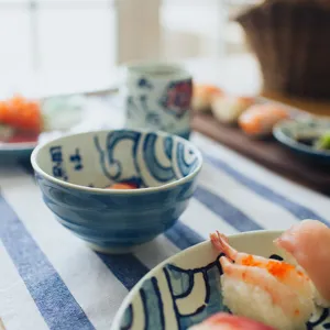 Ensemble de vaisselle japonaise en céramique peinte à la main avec vagues bleues