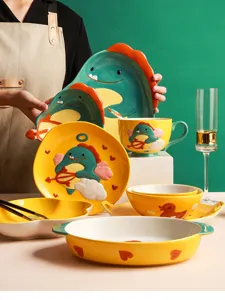 Details eines farbenfrohen Cartoon-Dinosaurier-Keramikgeschirr-Sets mit Tellern und Schüsseln