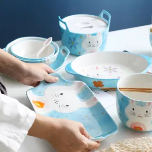 Set di stoviglie in ceramica blu e bianca stile giapponese con motivi a coniglio carino