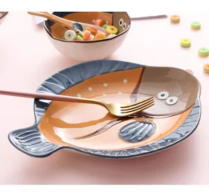 Détail d'une assiette créative en céramique en forme de poisson peinte à la main pour enfants