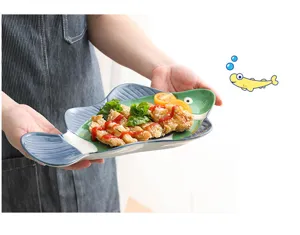 Détail d'une assiette en céramique peinte à la main en forme de requin avec de la nourriture