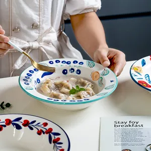Piatto fondo creativo in ceramica sottovetro con motivi floreali dipinti a mano