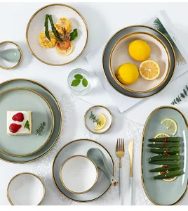 Detailansicht: Luxus-Keramikgeschirr-Set mit eleganten Goldrändern und Akzenten in Salbeigrün