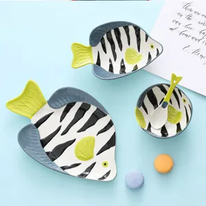 Service de table en céramique en forma de poisson peint à la main avec assiettes