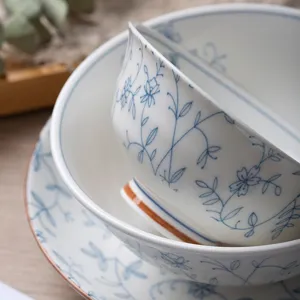 Service de vaisselle élégant en céramique japonaise avec motifs floraux sous glaçure