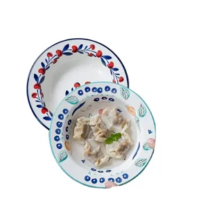 Set di piatti fondi in ceramica sottosmalto con decori di ciliegie e foglie per pasta