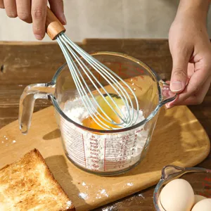 Verre doseur en verre avec graduations rouges et poignée ergonomique pour la cuisine