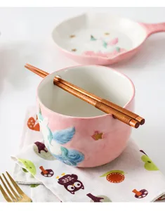 Gros plan sur le bol en céramique licorne rose pour bébé avec support à baguettes unique