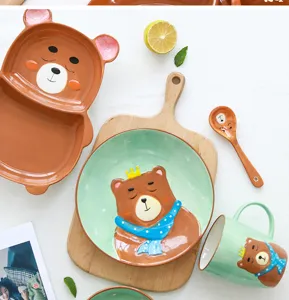 Gros plan d'un service de vaisselle en céramique avec motif ours pour enfants