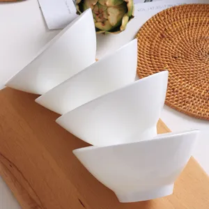 Set di 4 ciotole per riso in ceramica bianca con piede alto e design conico per la casa