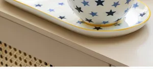 Détail d'un bol et d'une assiette en céramique avec motif d'étoiles bleues et bord jaune