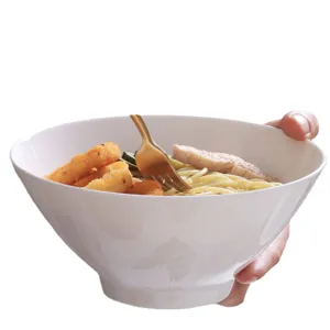 Ciotola per spaghetti in ceramica bianca minimalista con design a piede alto