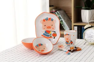 Détail du service de table en céramique pour enfants avec un joli motif de cochon