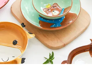 Vue détaillée des motifs d'animaux mignons sur des bols en céramique pour enfants
