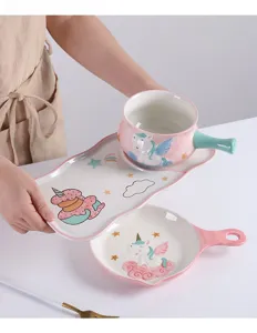 Vue détaillée de l'ensemble de vaisselle en céramique licorne rose pour enfants