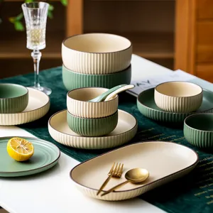 Vajilla nórdica minimalista de cerámica con cuencos y platos elegantes en verde y crema