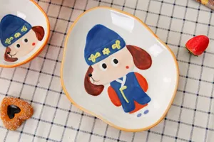 Gros plan d'un service de table en céramique pour enfants avec motif chien mignon