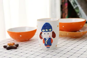 Détail d'un mug en céramique peint à la main avec chien pour service de table enfant