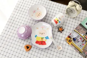 Vue détaillée d'un service de vaisselle en céramique pour enfants avec motif alpaga