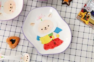Détail d'une assiette en céramique avec un motif de mouton mignon pour les enfants
