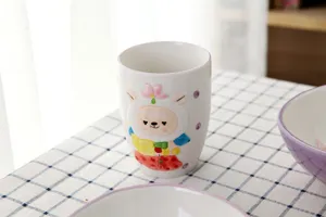 Gros plan sur un motif d'agneau peint à la main sur une tasse en céramique pour enfants