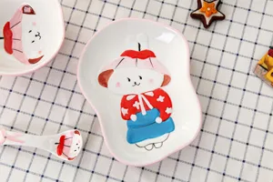 Vue détaillée d'un petit lapin peint à la main sur une assiette en céramique rose
