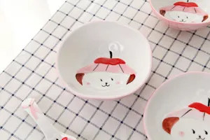Détail macro du joli motif de chat peint à la main sur un bol japonais en céramique.
