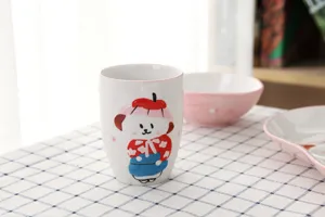 Gros plan d'une tasse en céramique peinte à la main avec un ours de dessin animé