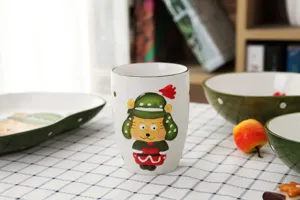 Gros plan d'un mug en céramique peint à la main avec une illustration d'animal mignonne.