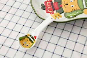 Détail d'une cuillère en céramique japonaise peinte à la main avec un motif d'animal mignon