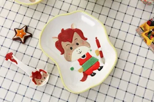 Vue détaillée d'une assiette et d'une cuillère en céramique peinte à la main pour enfants