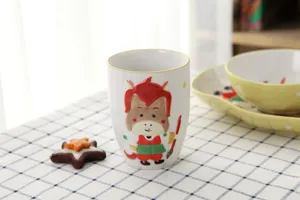Gros plan d'une tasse en céramique japonaise avec un motif d'animal de dessin animé peint