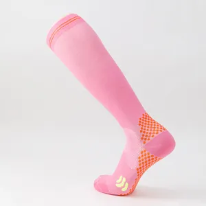 Nahaufnahme der rosa Sport-Kompressionssocken mit strukturiertem orangefarbenem Muster