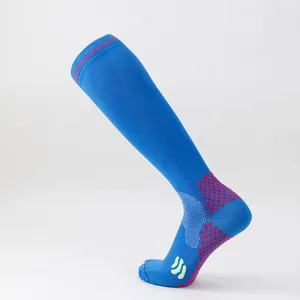 Detailansicht einer blauen Kompressionsmanschette für Fußball und Laufen mit rotem Muster