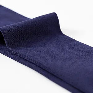 Detailansicht der hochwertigen Stricktextur von dunkelblauen Kompressionsstrümpfen über dem Knie.