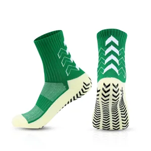 Groene en witte sportsokken met antislip rubberen grip pads voor hardlopen