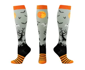 Vue détaillée de chaussettes de compression Halloween avec motifs de fantômes et chauves-souris